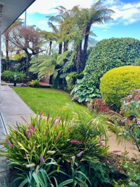 Home with spa, sauna, garden in prime location